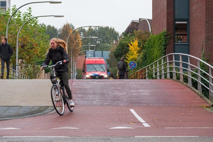 Brandweer reinigt ruim kilometer fietspad in Hanzeland en Assendorp - Foto: Peter Denekamp