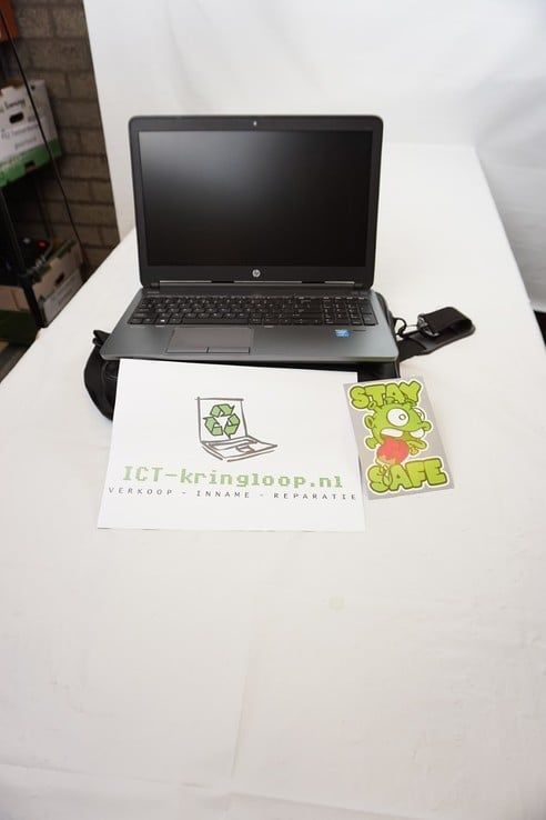 ICT-Kringloop Zwolle schenkt laptop aan toekomstige applicatie-studente