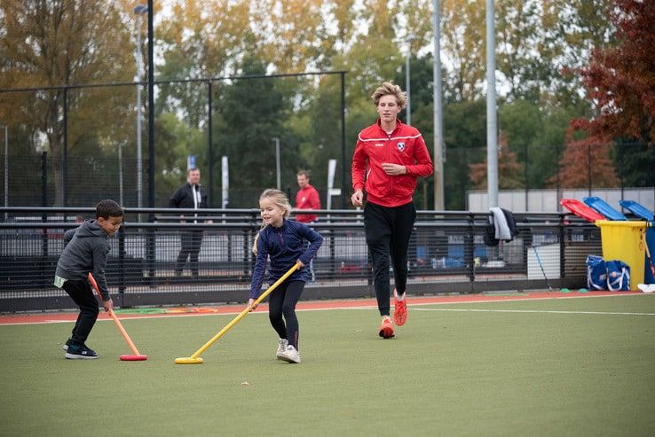 Geslaagde kennismaking met hockey bij HC Zwolle - Foto: Peter Denekamp