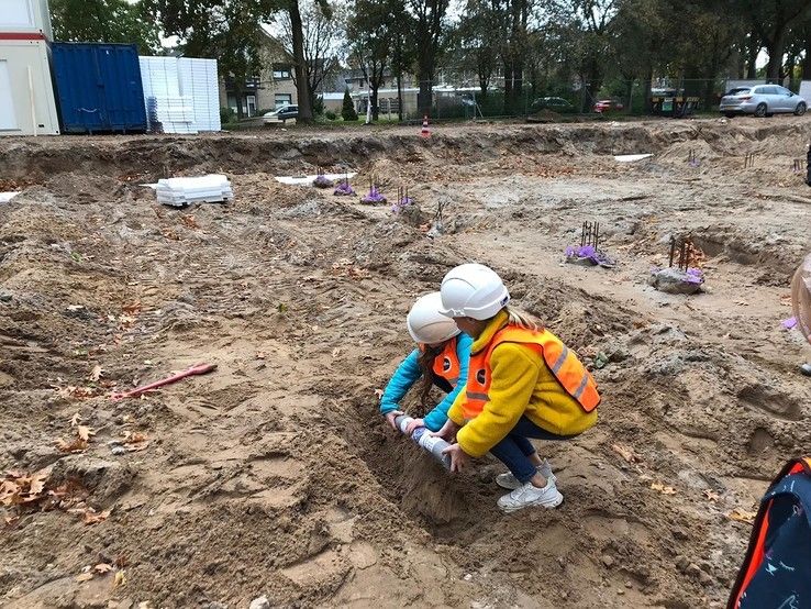 Kids begraven tijdcapsule