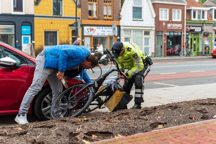 Oudere dame rijdt twee fietsers aan in Assendorp - Foto: Peter Denekamp