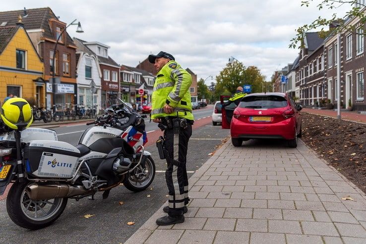 Oudere dame rijdt twee fietsers aan in Assendorp - Foto: Peter Denekamp