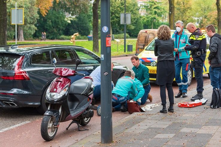 Vrouw gewond bij valpartij met scooter - Foto: Peter Denekamp