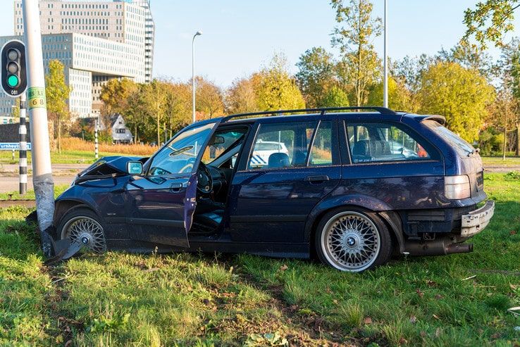 BMW in de prak op Westenholterallee - Foto: Peter Denekamp