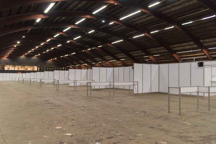 Opbouw grote corona-testlocatie in IJsselhallen bijna klaar - Foto: Peter Denekamp