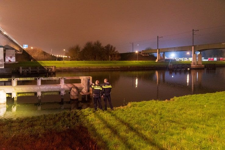 Vrouw in Zwolle-IJsselkanaal: omstanders redden haar uit koude water - Foto: Peter Denekamp