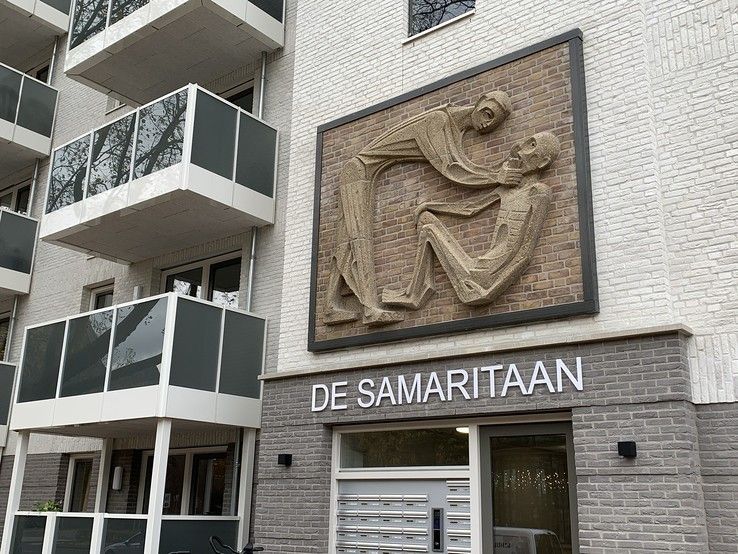 Beeld ‘De Barmhartige Samaritaan’ onthuld op appartementencomplex De Samaritaan