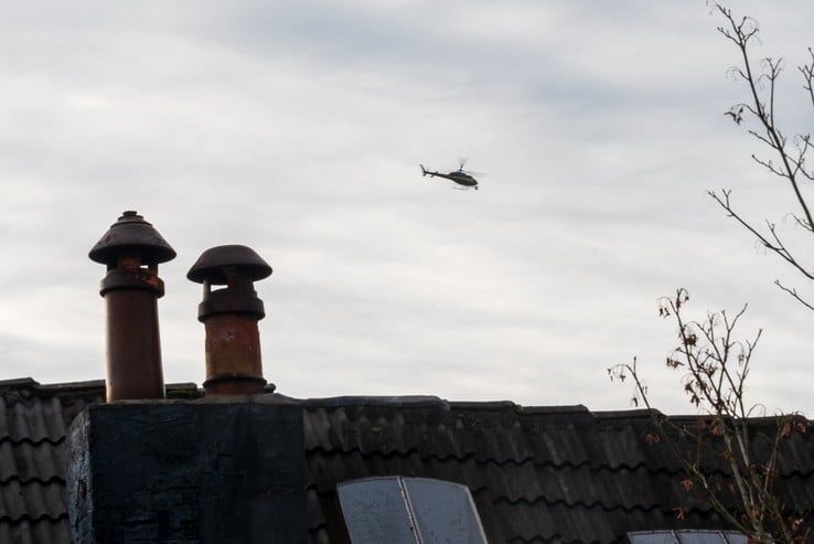 ProRail-helikopter vliegt geruime tijd laag boven Zwolle - Foto: Peter Denekamp