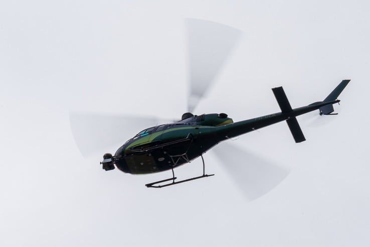 ProRail-helikopter vliegt geruime tijd laag boven Zwolle - Foto: Peter Denekamp