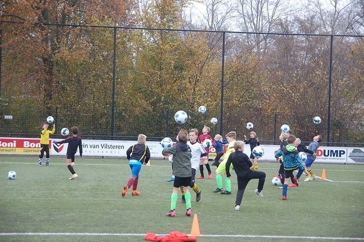 Trainers SC Heerenveen in actie bij SV Zwolle JO11