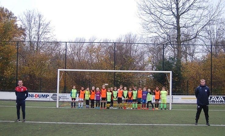 Trainers SC Heerenveen in actie bij SV Zwolle JO11