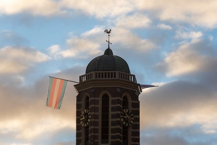 Transgender Pride vlaggen’ wapperen op Peperbus - Foto: Peter Denekamp
