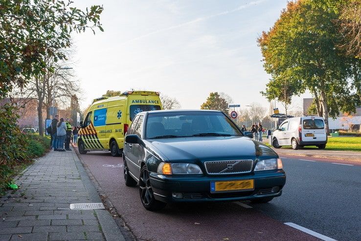 Scholiere gewond na aanrijding bij Greijdanus College - Foto: Peter Denekamp