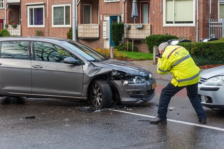 Vluchtende automobilist crasht tegen politiewagen in Wipstrik - Foto: Peter Denekamp