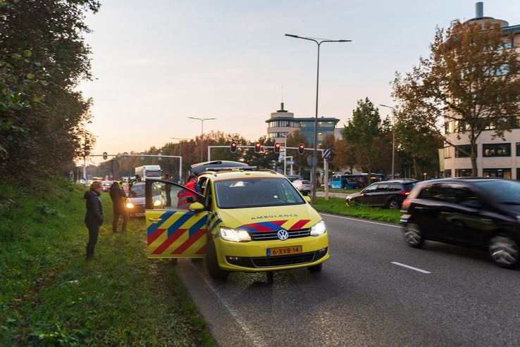 Stadsbus knalt tegen brommobiel op IJsselallee - Foto: Peter Denekamp
