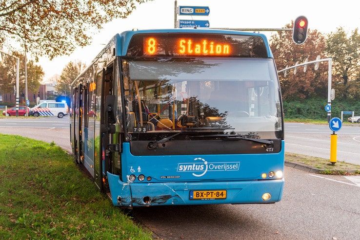 Stadsbus knalt tegen brommobiel op IJsselallee - Foto: Peter Denekamp