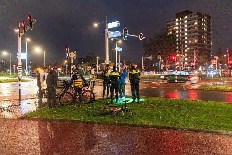 Wielrenner aangereden door auto op Willemskade - Foto: Peter Denekamp