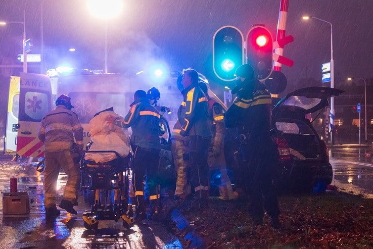 Achtervolging eindigt door crash tegen spoorwegovergang - Foto: Peter Denekamp