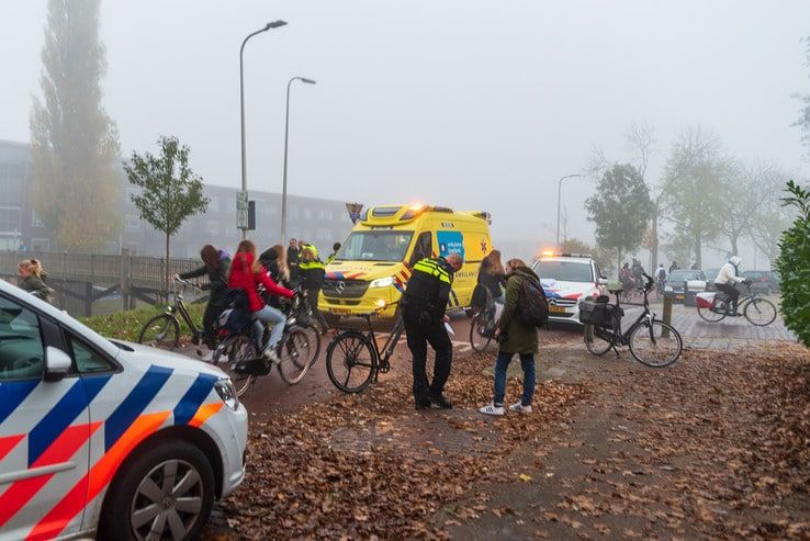 Fietser ernstig gewond na aanrijding op Vondelkade - Foto: Peter Denekamp