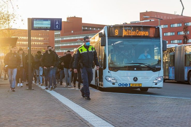 Overvolle bussen naar scholen in Zwolle: gedrag reguleren is megacomplex - Foto: Peter Denekamp