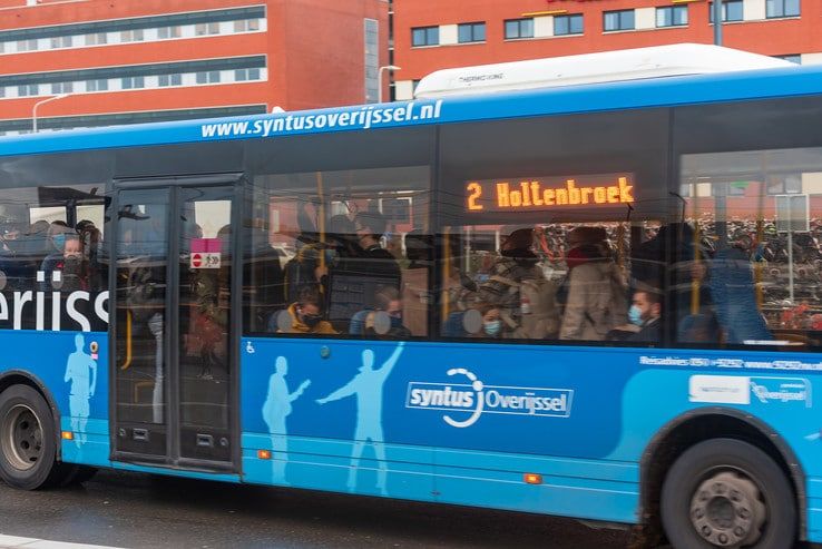 Overvolle bussen naar scholen in Zwolle: gedrag reguleren is megacomplex - Foto: Peter Denekamp