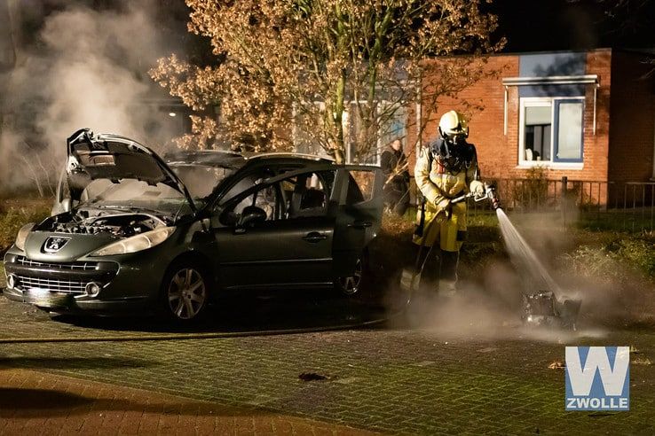 Auto brandt uit, vermoeden brandstichting - Foto: Arjen van der Zee