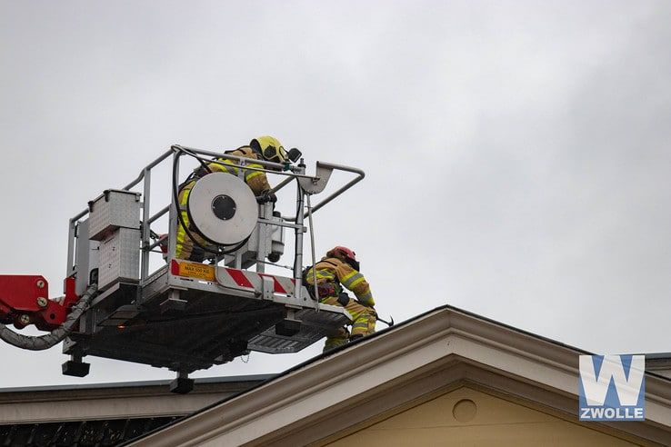 Brandweer voert noodreparatie uit aan dak - Foto: Arjen van der Zee