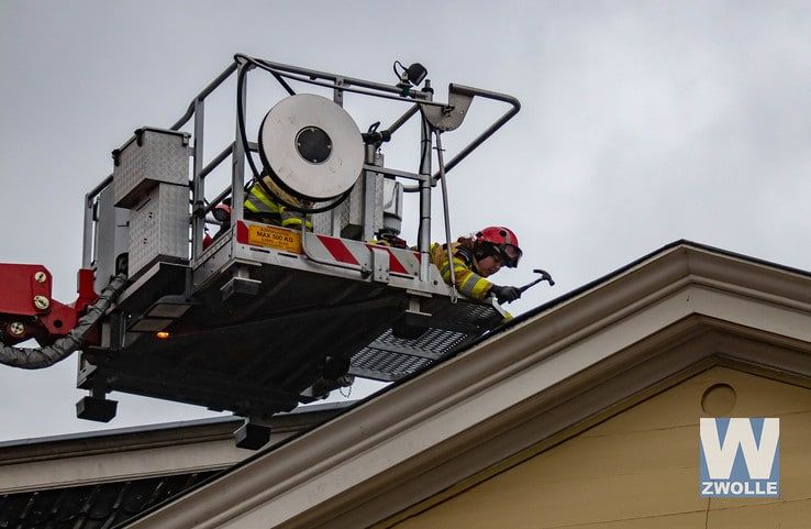 Brandweer voert noodreparatie uit aan dak - Foto: Arjen van der Zee