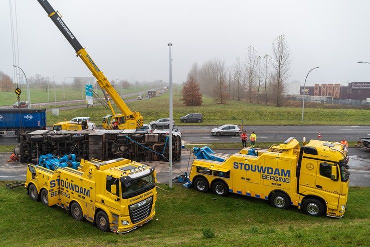 Westenholterallee weer vrij na berging gekantelde vrachtwagen - Foto: Peter Denekamp