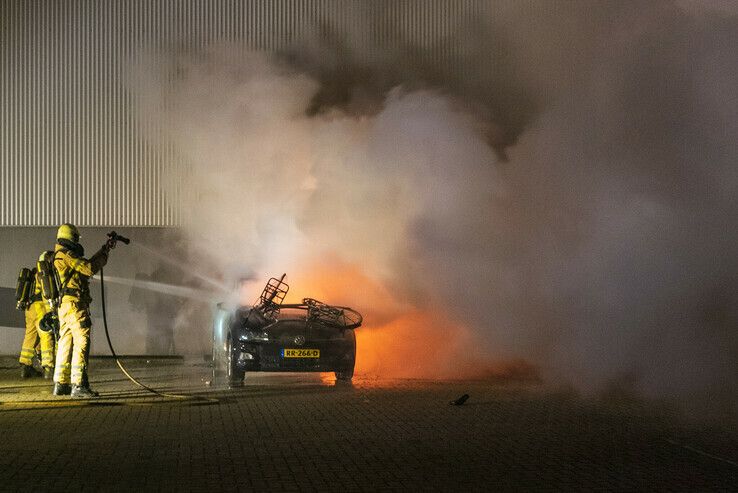 Auto in brand gestoken in Assendorp - Foto: Peter Denekamp