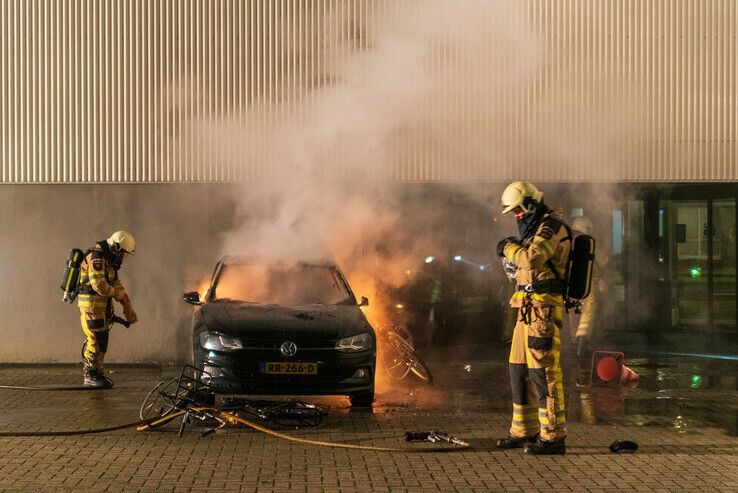 Auto in brand gestoken in Assendorp - Foto: Peter Denekamp