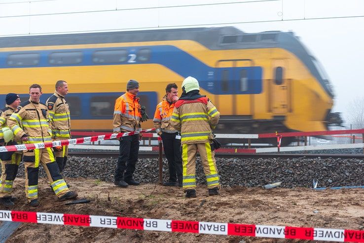 Waterschappers hebben geluk bij explosie langs spoor Zwolle – Groningen - Foto: Peter Denekamp