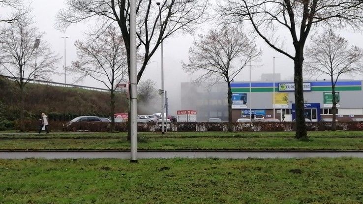 Brand onder snelweg bij Burgemeester Roelenweg - Foto: Carmen van der Zee