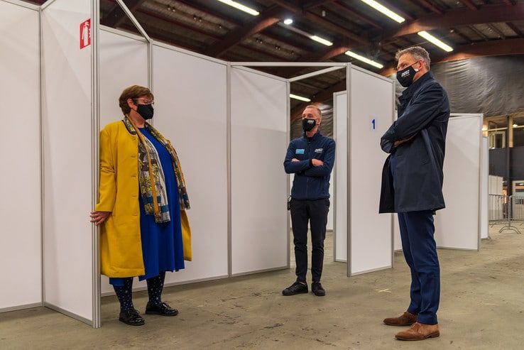 Wethouder Van Willigen opent grote corona-testlocatie in IJsselhallen - Foto: Peter Denekamp