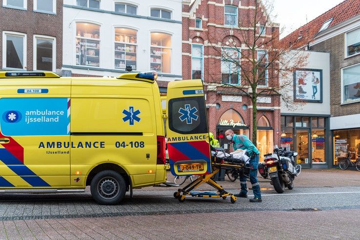 Vrouw gewond na fietsongeval in Diezerstraat - Foto: Peter Denekamp
