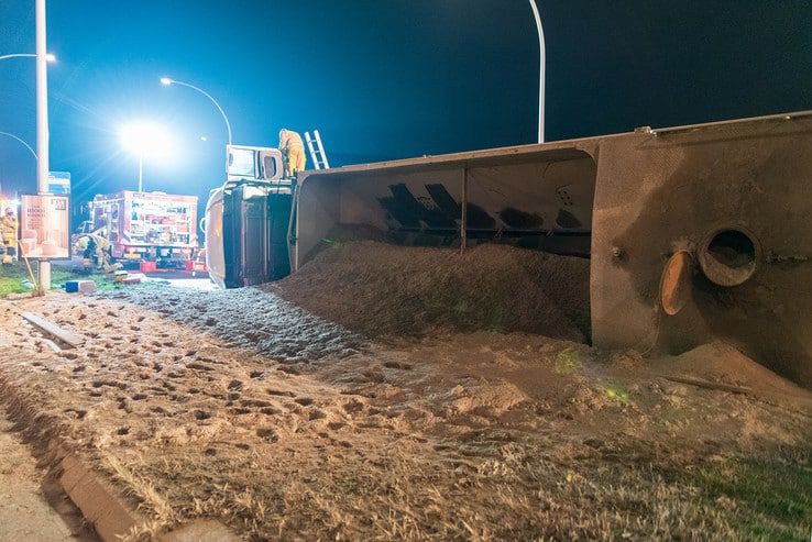 Brandweer bevrijdt trucker uit gekantelde vrachtwagen
