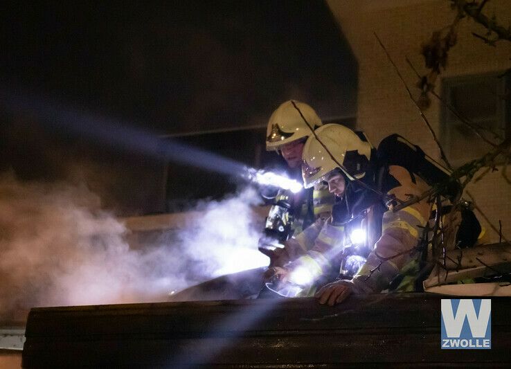 Brandweer blust schuurbrand aan Ambonstraat - Foto: Arjen van der Zee