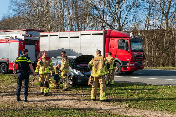Autobrand op snelweg bij Zwolle loopt af met een sisser - Foto: Peter Denekamp
