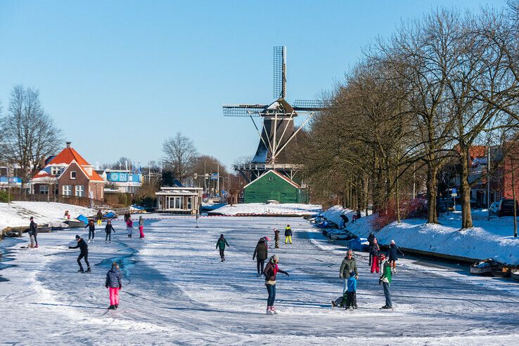 IJsmeester van de Nieuwe Vecht controleert het ijs, schaatsen en langlaufen in Zwolle - Foto: Peter Denekamp