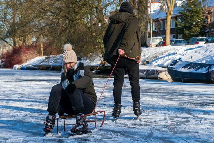 IJsmeester van de Nieuwe Vecht controleert het ijs, schaatsen en langlaufen in Zwolle - Foto: Peter Denekamp