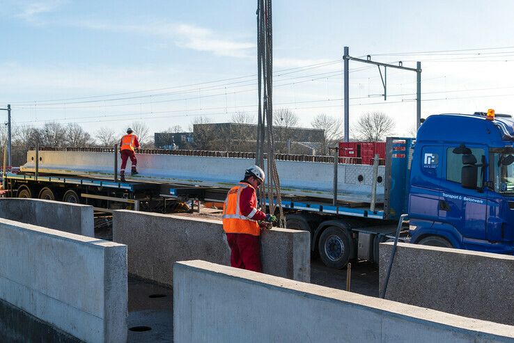 Eerste deel extra spoorbrug over Nieuwe Wetering geplaatst - Foto: Peter Denekamp