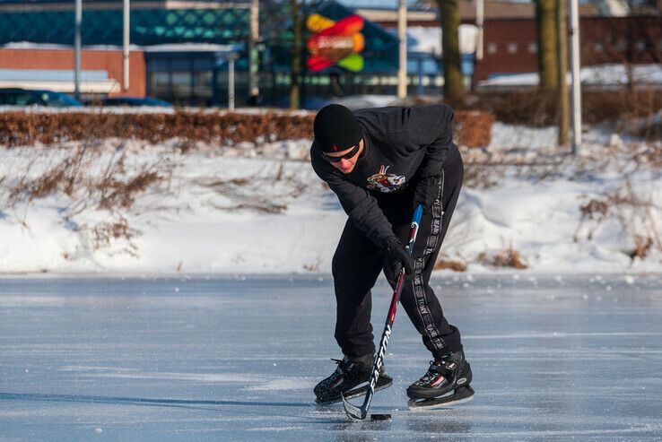 Ook de Aa-landen bindt de schaatsen onder, ijs in Holtenbroek is slecht - Foto: Peter Denekamp