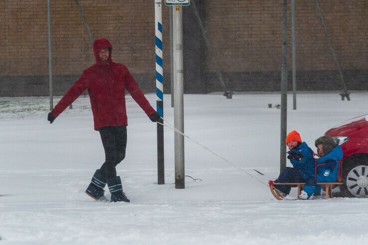 Heel even corona vergeten, sneeuwpret in Zwolle - Foto: Peter Denekamp