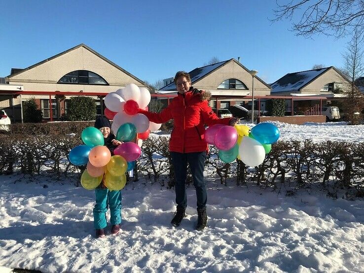 Vijfjarige Saar verspreidt coronaproof Valentijnsknuffels in Zwolle - Foto: Ineke Hoekstra
