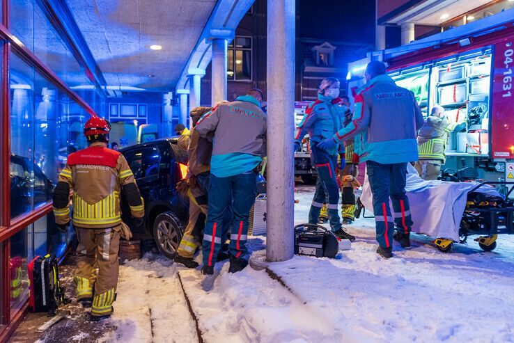 Automobilist ramt winkelpui en raakt gewond op Maagjesbolwerk - Foto: Peter Denekamp
