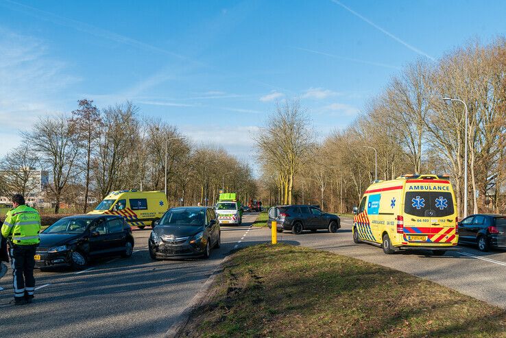 Vrouw gewond na botsing op Middelweg - Foto: Peter Denekamp