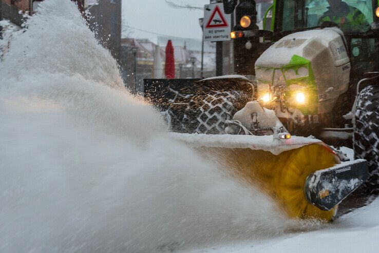 Blijf thuis, wegen in Zwolle vrijwel onbegaanbaar - Foto: Peter Denekamp