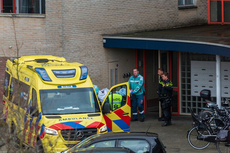 Zwaarbewapend arrestatieteam haalt verwarde man uit woning in Zwolle-Zuid - Foto: Peter Denekamp