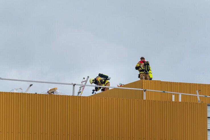 Brand op dak van nieuwe WRZV-hallen - Foto: Peter Denekamp