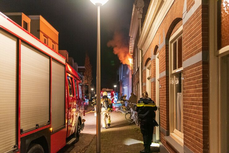 Uitslaande brand in Kamperpoort, twee personen aangehouden - Foto: Peter Denekamp